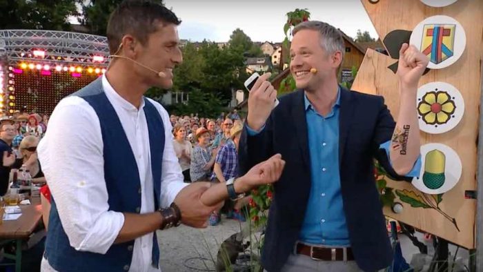 iPad Zauberer Simon Pierro mit Donnschtig Jass Tattoo