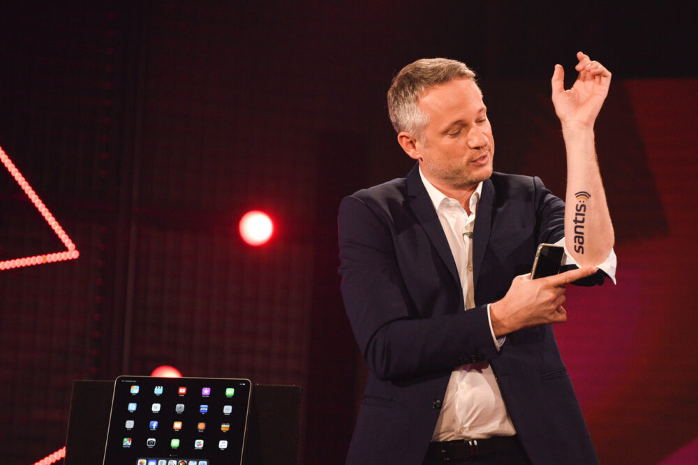 Simon Pierro - Digitaler Show Act für Santis im Einsatz