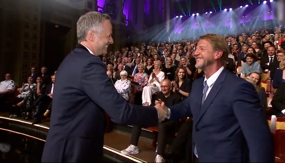 Ehrenpreisträger Sönke Wortmann und Magier Simon Pierro auf dem Bayerischen Filmpreis 2022
