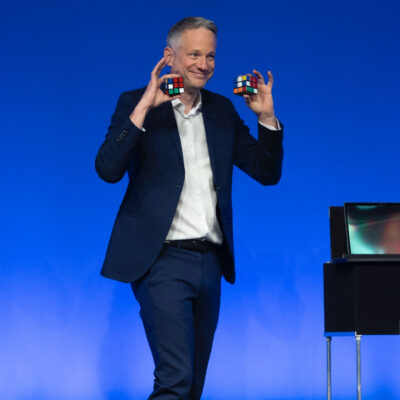 KI Magier Simon Pierro nutzt in seiner Show Künstliche Intelligenz um die Zuschauer zu verblüffen