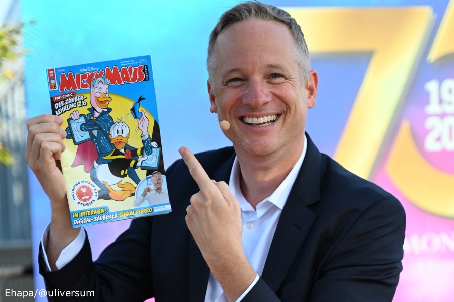 1 Magician Simon Pierro in Duckburg - together with Donald Duck as his magical apprentice Copyright Ehapa:@uliversum